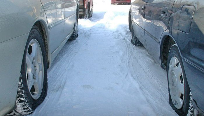 Нехватка парковок в Чистых Прудах: машины царапают и протыкают шины