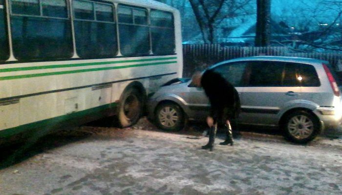 На улице Украинской «ПАЗик» перекрыл въезд в Чистые Пруды