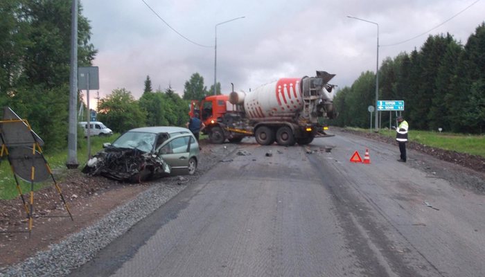 В Кировской области на трассе легковушка врезалась в бетономешалку: есть пострадавшие