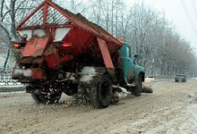 Ночью сотрудники САХа срочно посыпали обледеневшие дороги песком
