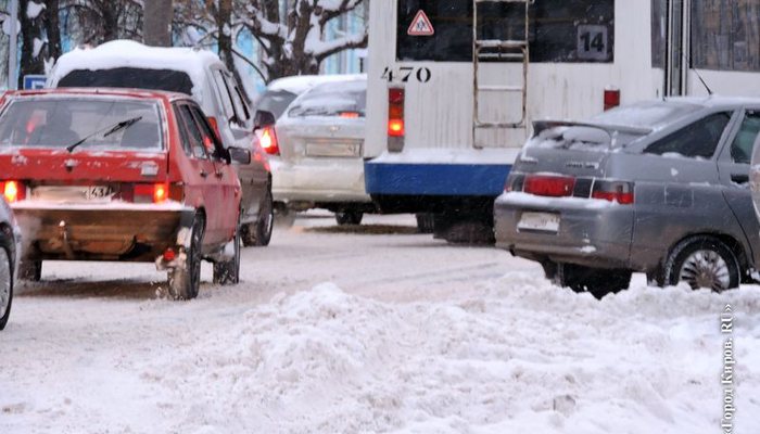 Утренние пробки: обилие снега ухудшило ситуацию на дорогах Кирова