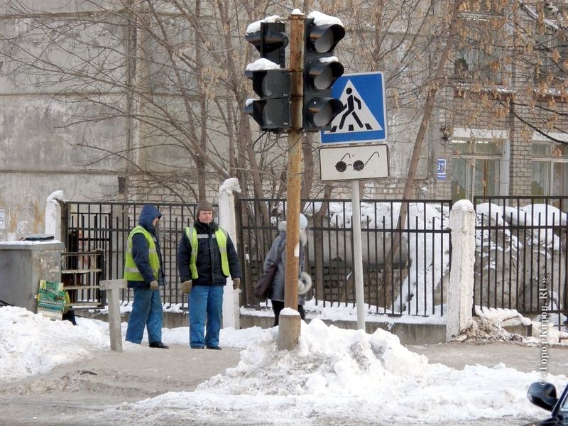 Светофор киров. Светофор в Кирове. Город Киров светофоры. Светофор на народной улице Киров. Снежный город светофор.