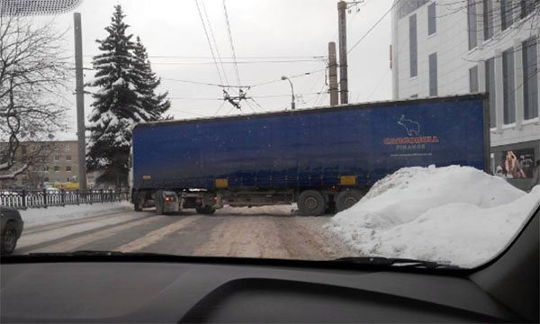 В Кирове фура протаранила два автомобиля и встала поперек дороги