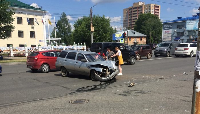 «Водитель наполовину выпал из авто»: в Кирове произошло ДТП