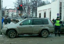 У «Октября» внедорожник врезался в столб