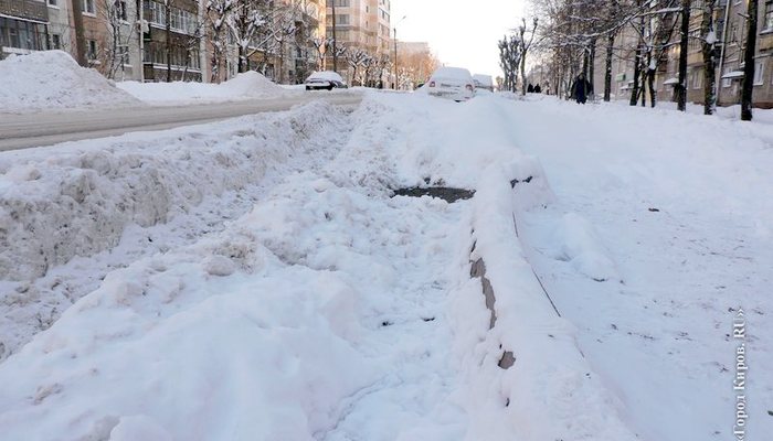 Из-за сильного снега узкие дороги Кирова стали односторонними