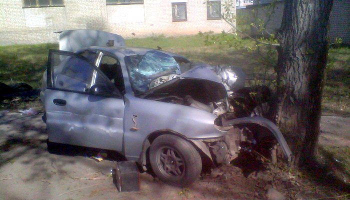 В Лянгасово водитель на «Шевроле» врезался в дерево