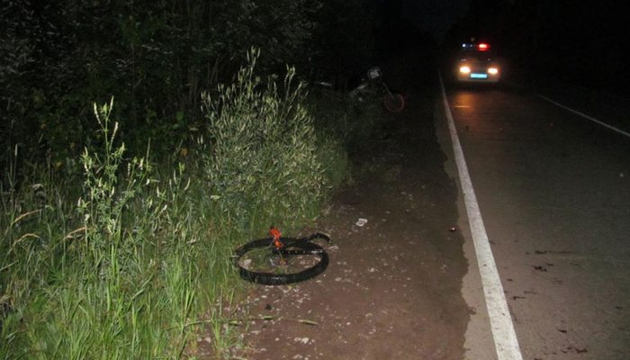 В Омутнинском районе мотоциклист без прав сбил двух подростков-велосипедистов