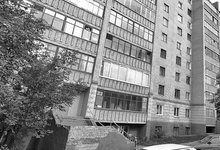 В Кирове на иномарку упал снег с девятого этажа