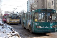 Из-за обрыва линии в центре города встали два десятка троллейбусов