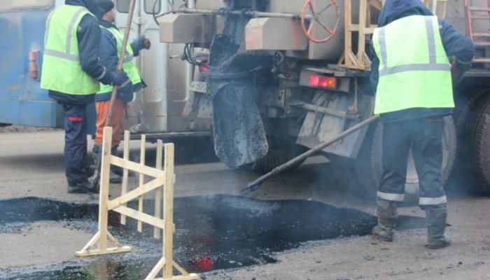 Кировская мэрия: с начала апреля на ремонт дорог ушло более 194 тонн асфальтобетона