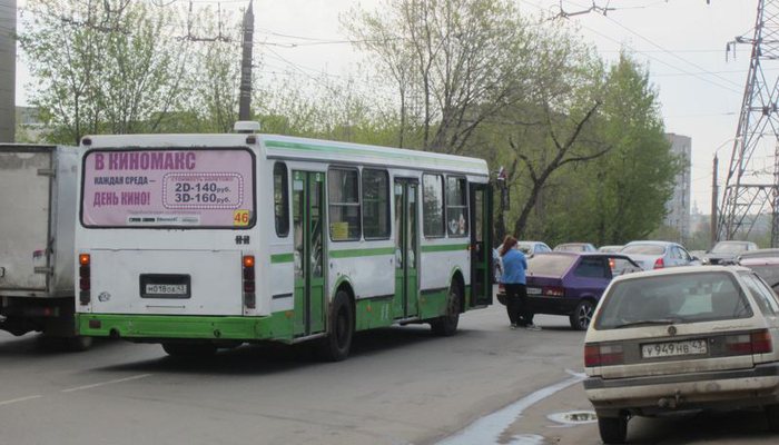 У СКЦ «Семья» пассажирский автобус столкнулся с легковушкой