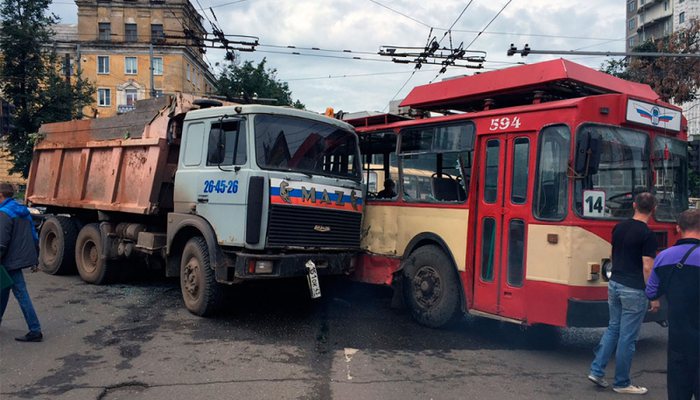 ГИБДД проводит проверку по факту аварии с троллейбусом и МАЗом
