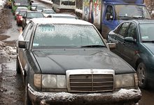 Брошенный на дороге «Мерседес» создает серьезные помехи для транспорта