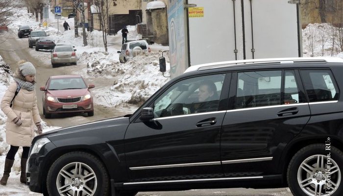 Зимние неудобства: водителям на улицах Кирова приходится нелегко