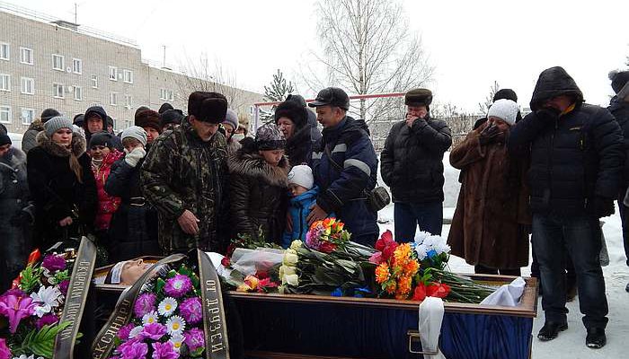 В Омутнинске прошли похороны сбитого фурой полицейского
