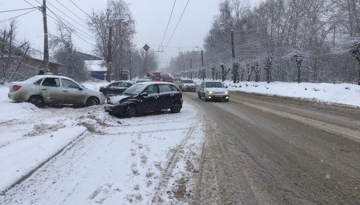 На Луганской водитель уходил от столкновения с автобусом и попал в ДТП