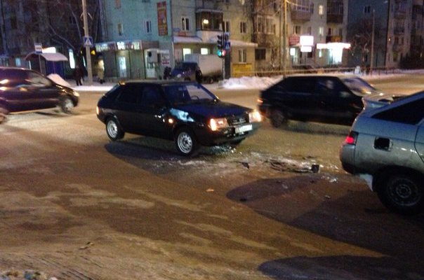 У автовокзала в Кирове из-за пешехода столкнулись две «Лады»