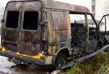 Во дворе дома на улице Комсомольской сгорел микроавтобус