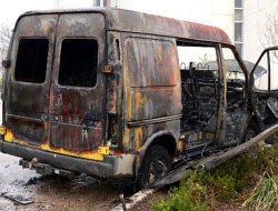 Во дворе дома на улице Комсомольской сгорел микроавтобус