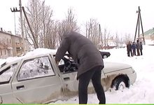 В Садаковском снег упал с крыши на машину с водителем