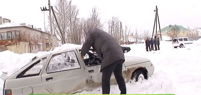 В Садаковском снег упал с крыши на машину с водителем