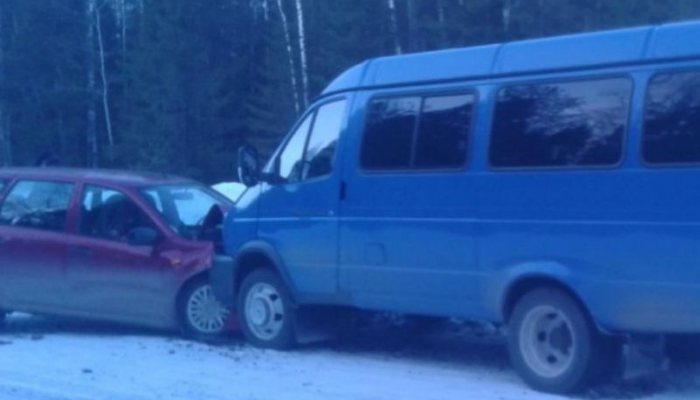 В Омутнинском районе газель со студентами столкнулась с машиной коммунистов