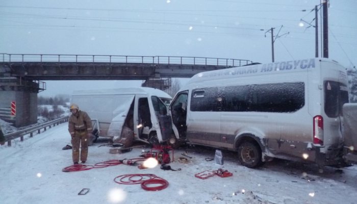 В Кировской области столкнулись два микроавтобуса: 1 человек погиб и 12 пострадали