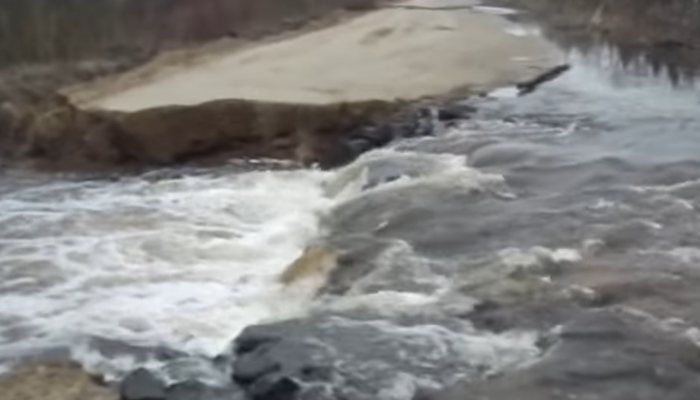 Дорогу в Верхнекамском районе разрушила вода напополам
