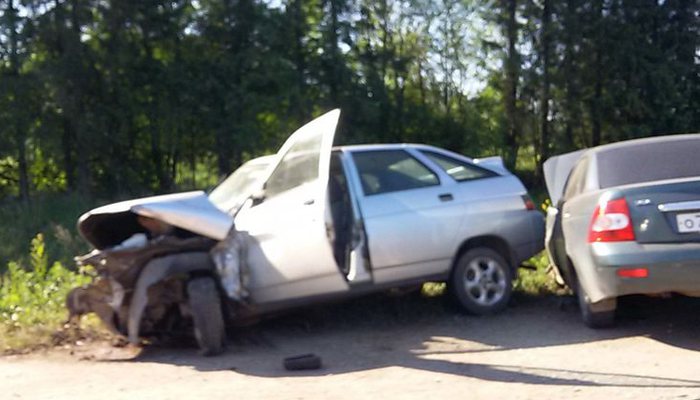В Кирове у деревни Бони водитель «двенадцатой» протаранил два авто: двое пострадавших