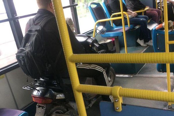Кировчанин, сидя на скутере, ехал внутри автобуса №70