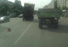 На проспекте Строителей трактор встал на дыбы 