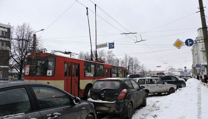 Пробки в Кирове: обилие снега ухудшило ситуацию на дорогах города