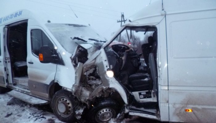 На водителя одного из микроавтобусов, которые столкнулись под Кировом, завели уголовное дело