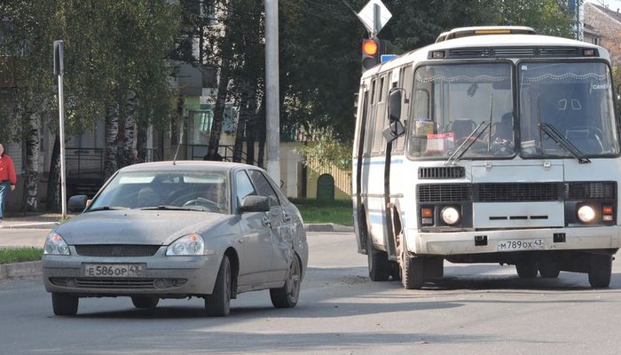 На Воровского столкнулись пассажирский автобус и «Лада»