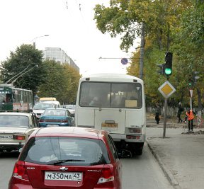 ГИБДД попытается ликвидировать пробку на Октябрьском проспекте