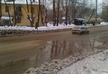 Утечка воды на улице Красина: потоки воды хлынули на дорогу