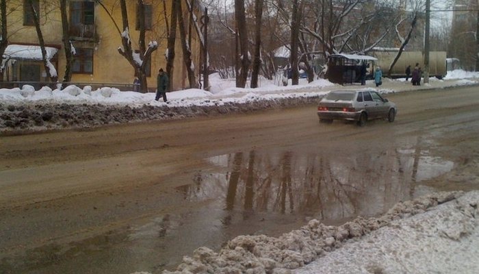 Утечка воды на улице Красина: потоки воды хлынули на дорогу