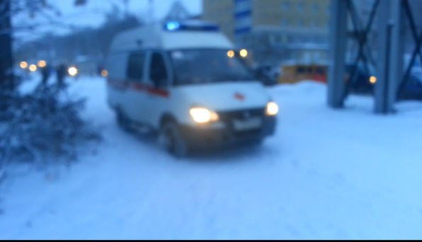 Снегопад в Кирове: «скорой помощи» пришлось объезжать пробку по тротуару
