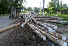 ДТП: в Кирове опрокинулся лесовоз