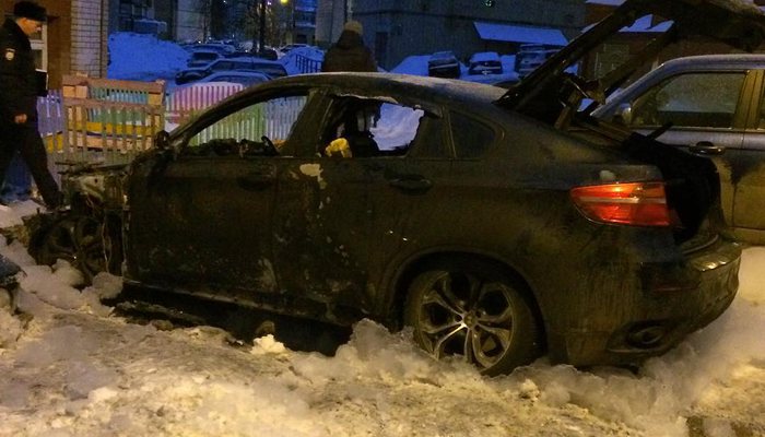 Ночью в Кирове сгорел BMW X6: пострадали еще две машины