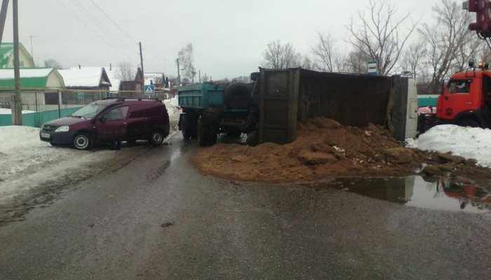 В Малмыжском районе опрокинулся грузовик