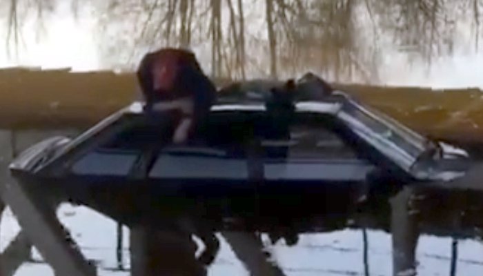 Появилось видео с утонувшей в Кирово-Чепецком районе машиной