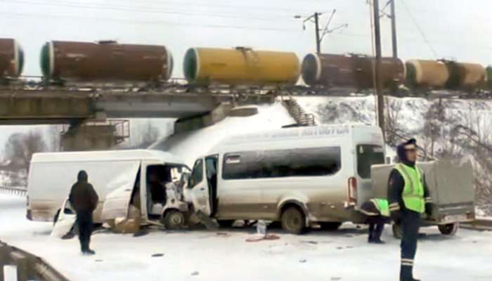Появилось видео с места столкновения микроавтобусов под Кировом