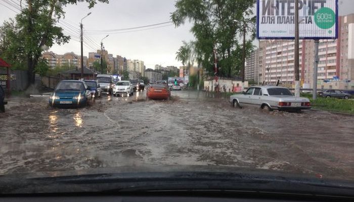После ливня в Кирове затопило улицу Ленина: водители опасаются ехать по лужам