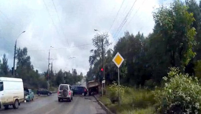ДТП на Луганской: грузовик на скорости вытолкнул машину на перекресток