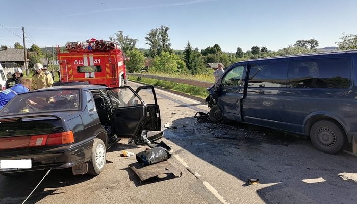 В Кировской области в ДТП с микроавтобусом пострадали 5 человек