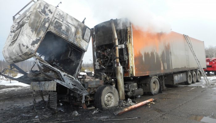 ДТП в Кировской области: три аварии с грузовиками и сгоревший автомобиль 