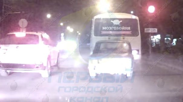 У «Алтай-сервиса» подросток на «шестерке» врезался в автобус и скрылся