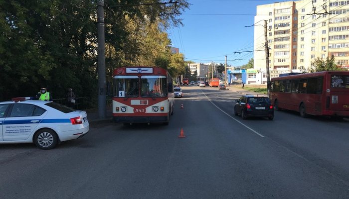 В Кирове водитель Volkswagen Tiguan врезался в троллейбус